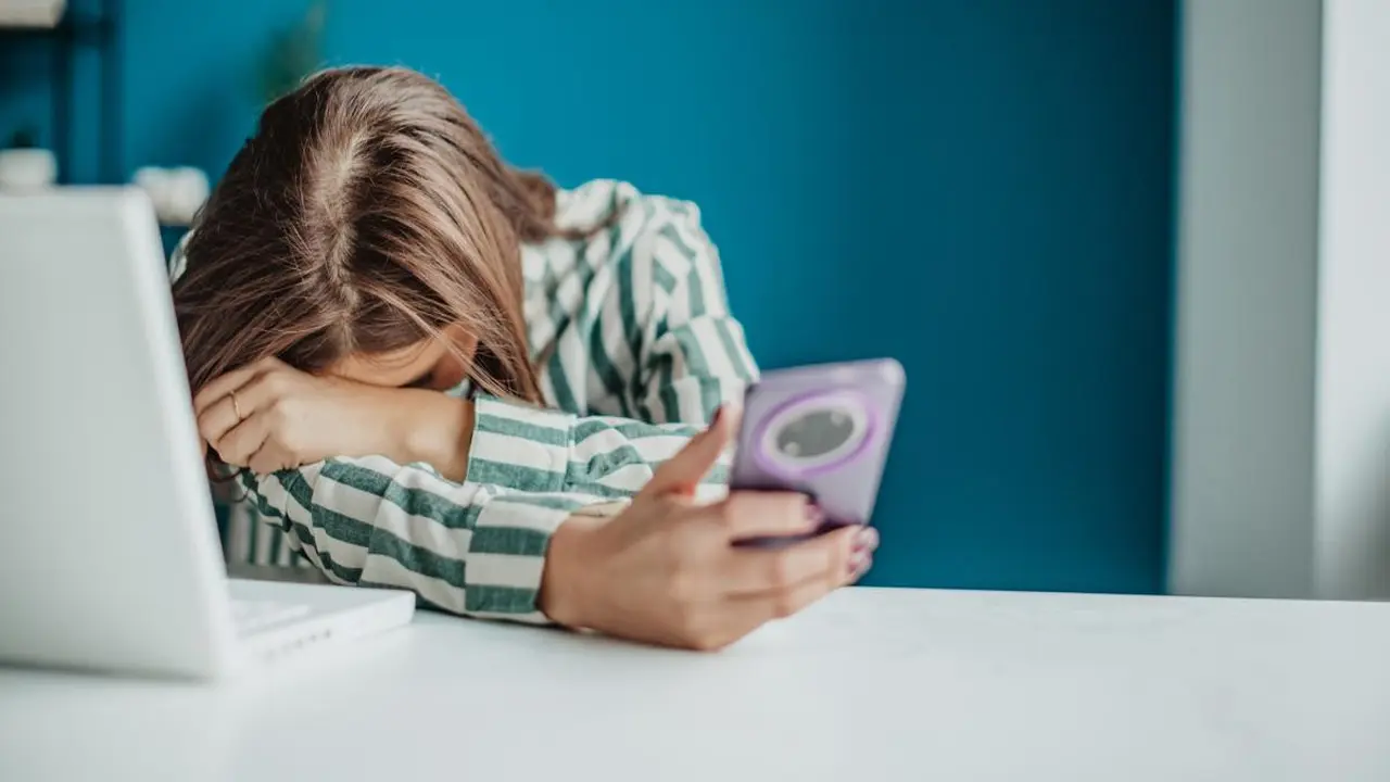 كيف يسرق الهاتف المحمول تركيزك اليومي بأسلوب خفي وتأثير صامت ومستمر؟